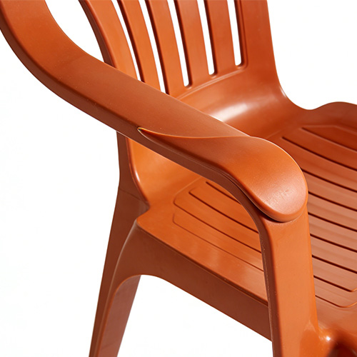 Stampaggio di parti di sedie in plastica