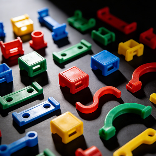 Stampaggio di piccole parti in plastica